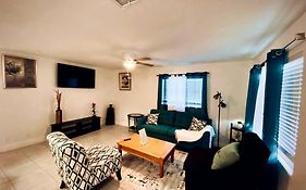 Lovely 2-Bedroom 1-Bath Rental In Oakland Park Fl